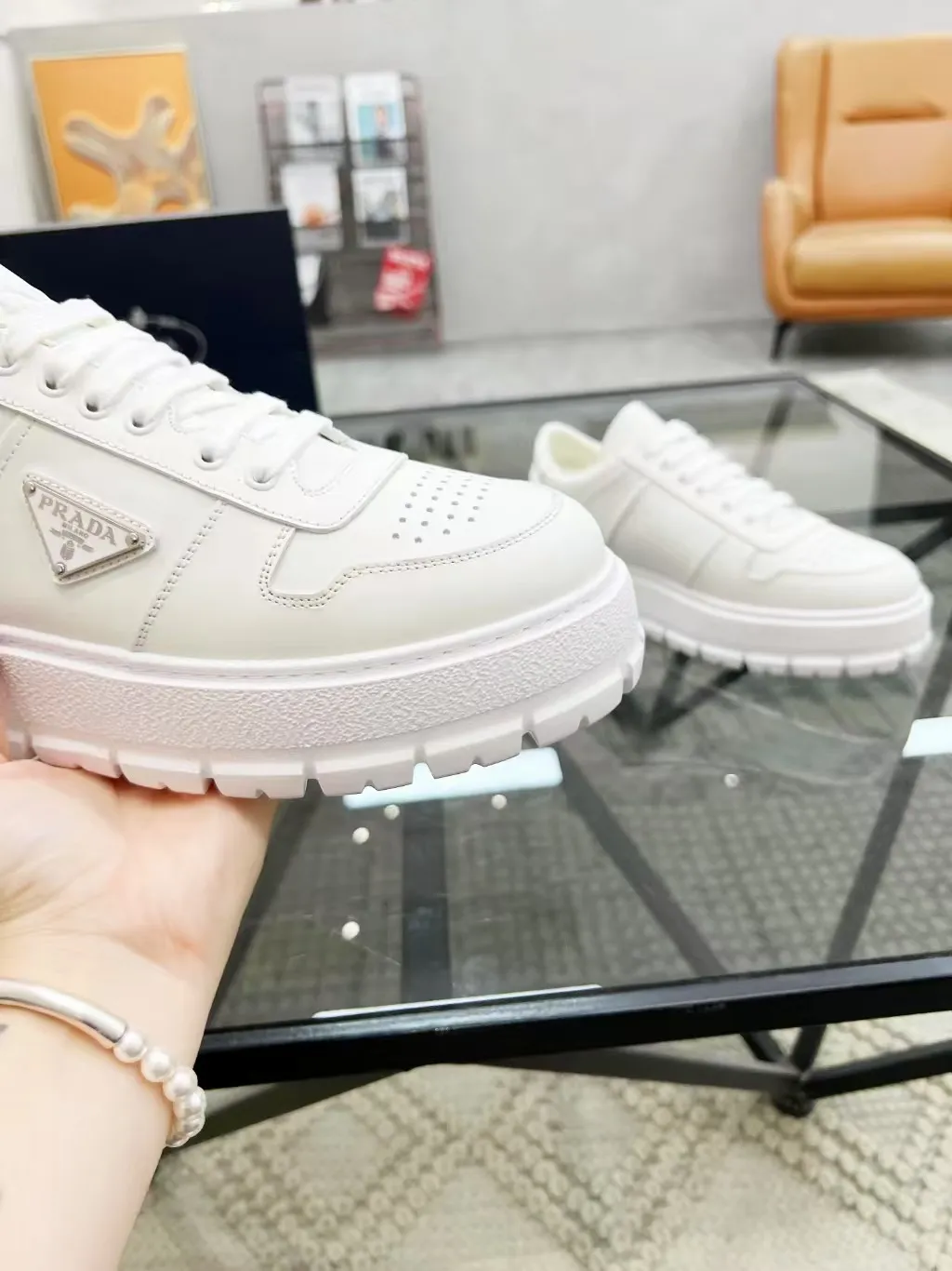Men's Men's Shoes 💰440 [New Style] 🎍🎍Prada Prada's new men's leather sneakers, the highest version on the market, any comparison is welcome🆚! The original leather has excellent texture and is super high-end! Fetal sheep net lining imported from Italy, removable pad! Luxurious materials and fine workmanship, highly recommended! Code: 38-44 (45 can be customized